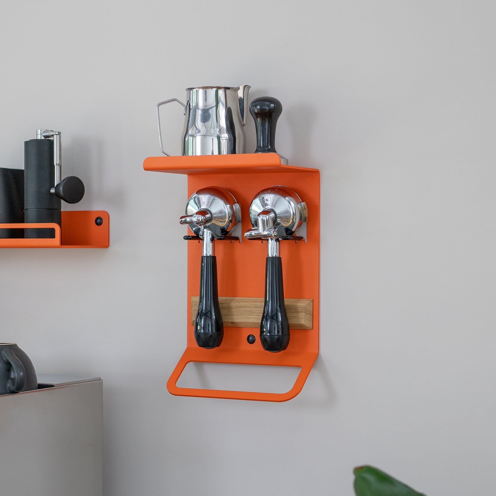 Kompaktes Barista Regal für Siebträger, Tamper und Kaffeezubehör FLATE®
